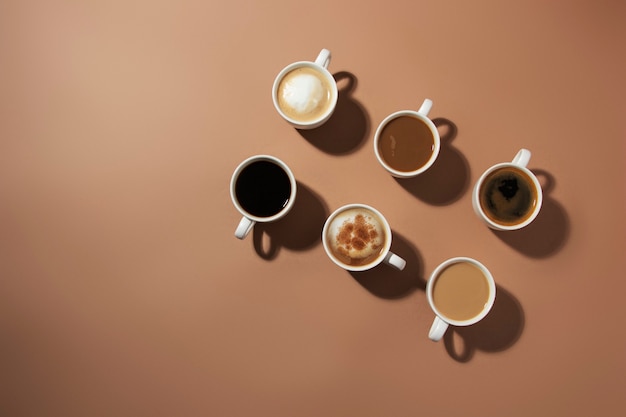 Foto disposizione deliziose tazze di caffè vista dall'alto