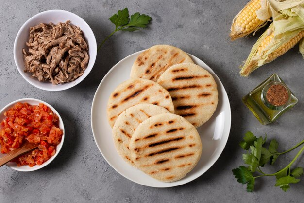 위쪽에서 볼 수 있는 맛있는 음식 배열
