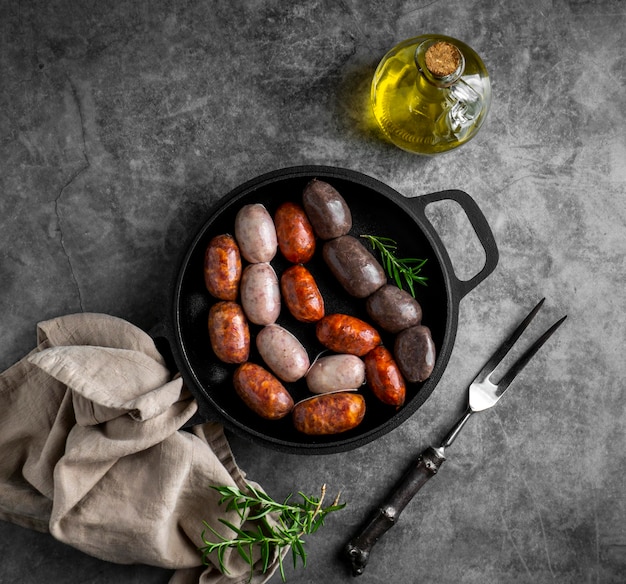 상위 뷰 맛있는 음식과 기름 병