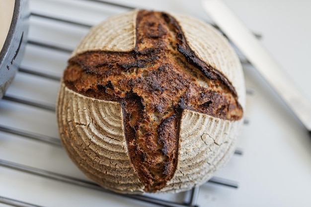 Vista dall'alto di delizioso pane biologico fatto in casa appena sfornato