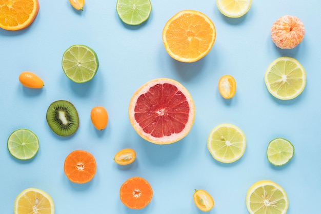 Photo top view delicious fruits on the table