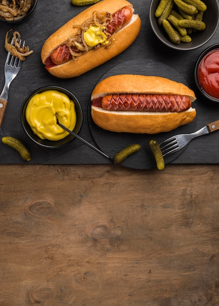 Photo top view delicious hot dogs frame