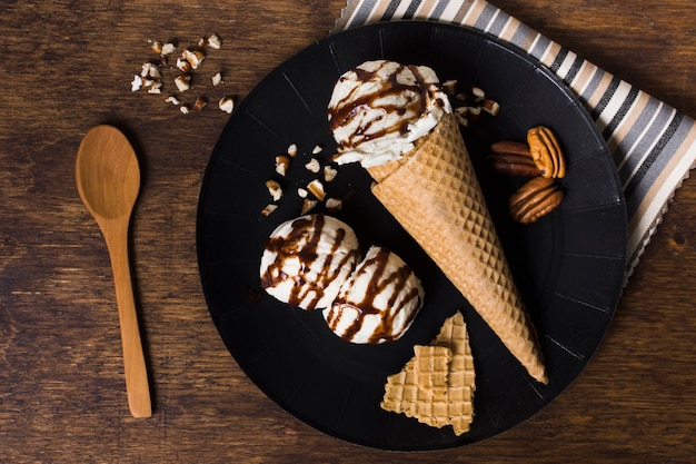 Foto vista dall'alto deliziosi coni gelato con topping