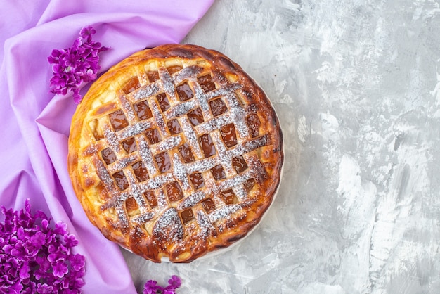 Vista dall'alto deliziosa torta di gelatina su sfondo bianco fiore viola torta pasta biscotto tè dolce zucchero