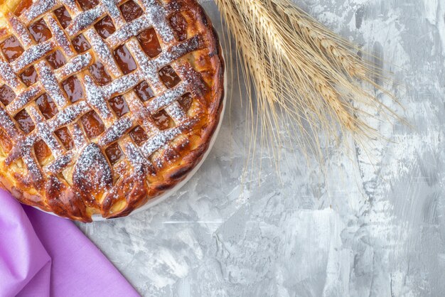 Vista dall'alto deliziosa torta di gelatina su sfondo bianco fiore viola torta biscotto dolce dessert tè pasta di zucchero frutta