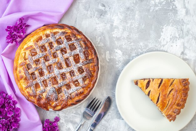 Vista dall'alto deliziosa torta di gelatina su sfondo bianco fiore viola torta biscotto dolce dessert tè pasta di zucchero frutta