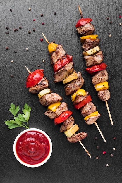 Vista dall'alto di un delizioso kebab con pomodori e carne