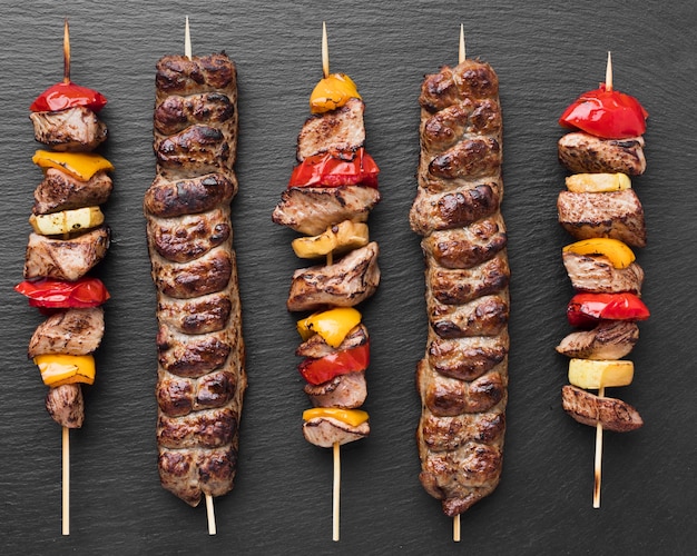 Photo top view of delicious kebab with vegetables and meat