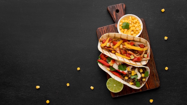 Vista dall'alto delizioso cibo messicano con spazio di copia Foto Premium