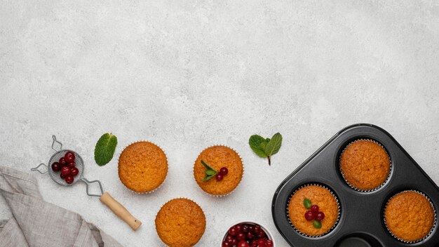 Foto vista dall'alto di deliziosi muffin con copia spazio