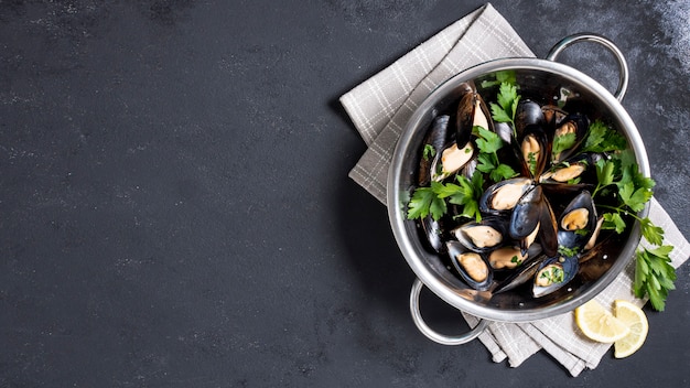 Photo top view delicious mussels with parsley