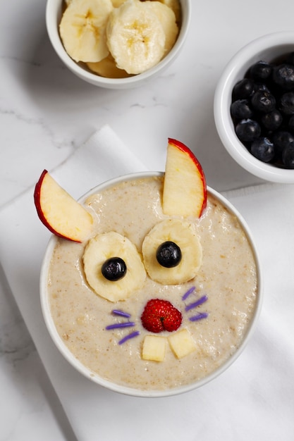 Photo top view delicious oatmeal with fruits