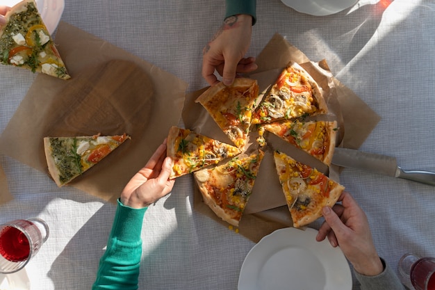 Photo top view delicious pizza on table