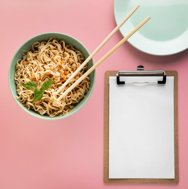 Foto vista dall'alto di deliziosi ramen con copia spazio