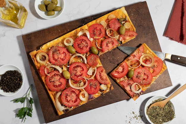 Foto vista dall'alto deliziosa pizza quadrata con pomodori