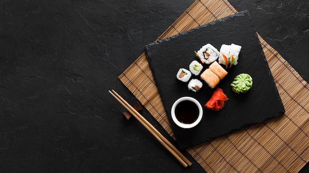 Foto vista dall'alto delizioso pasto di sushi