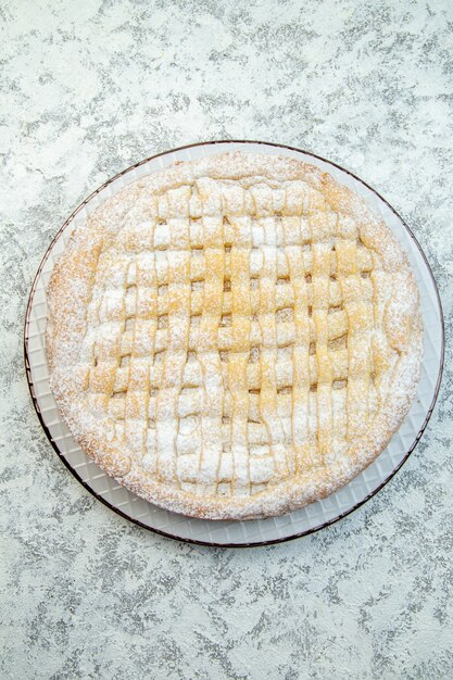 вид сверху вкусный сладкий пирог с сахарной пудрой внутри тарелки на белом фоне бисквитный торт выпечка праздник фрукты сахарное печенье чай