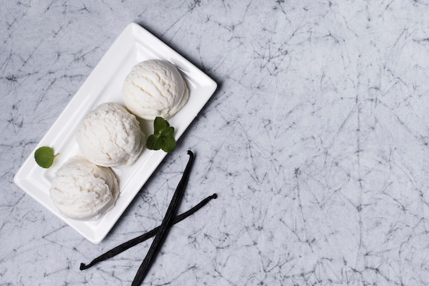 Foto vista dall'alto delizioso gelato alla vaniglia su un piatto