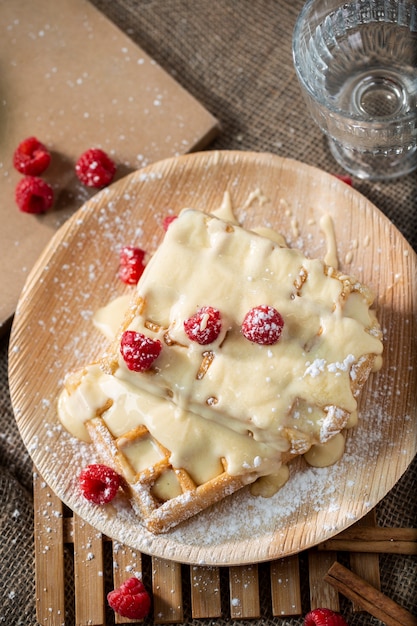 Photo top view delicious waffles with raspberries