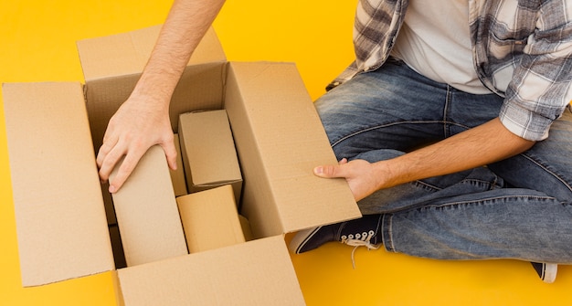 Photo top view delivery man arranging delivery packages