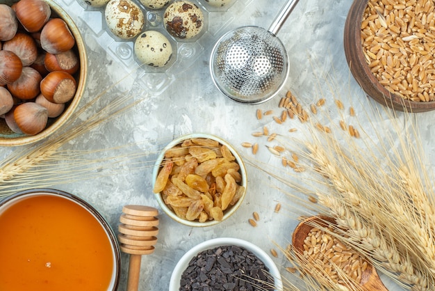 Vista dall'alto diversi ingredienti torta latte noci farina e uova su sfondo chiaro pasta colore torta forno cuocere torta dolce