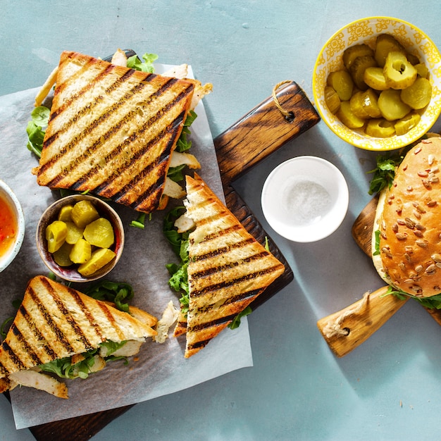 Vista dall'alto diversi snack panino alla griglia cibo all'aperto