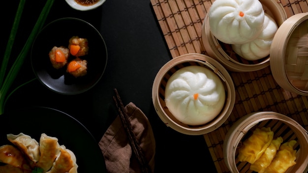 Vista dall'alto di dim sum con panini, gnocchi e palline di maiale all'uovo salate in ristorante cinese