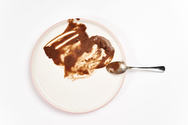 아이스크림 얼룩과 지방이있는 더러운 접시의 상위 뷰