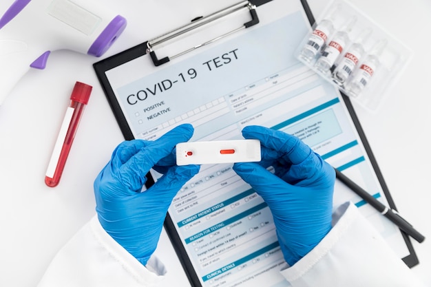 Medico di vista superiore che controlla il test covid