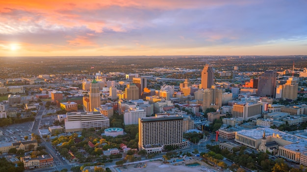 Vista dall'alto del centro di san antonio in texas usa al tramonto