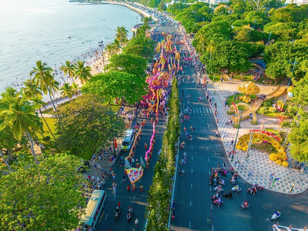 Foto vista dall'alto della danza del drago esegue la celebrazione del nuovo anno un gruppo di persone esegue una tradizionale danza del leone e una danza del drago performance record del guinness di 54 dragons dance on the street vung tau