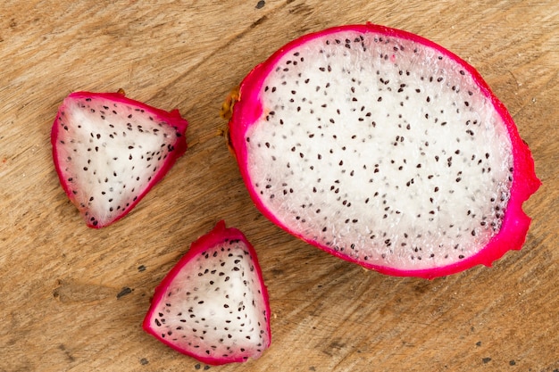 Photo top view dragon fruit with wooden background