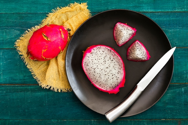 Foto frutta del drago di vista superiore con fondo di legno