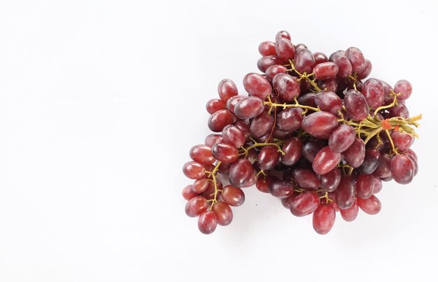 Foto top view een bos verse paarse druiven fruit solate op een witte achtergrond