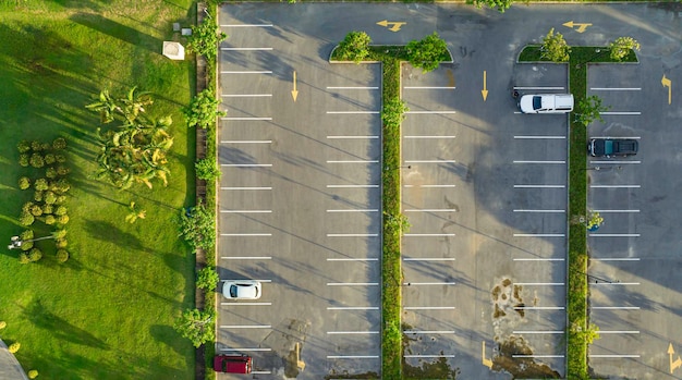 Foto vista dall'alto parcheggio auto vuoto corsia di parcheggio all'aperto in pubblico