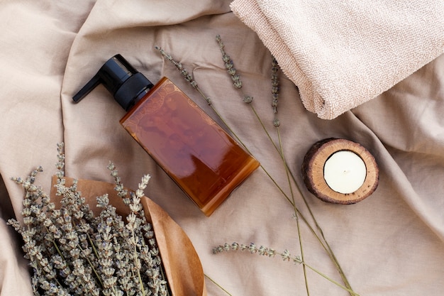 Photo top view of essential oil bottle and lavender