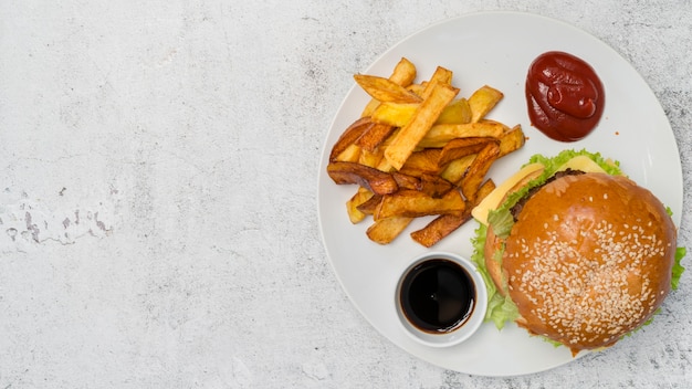 Foto piatto di fast food vista dall'alto con spazio di copia