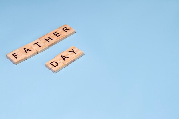 Вид сверху на день отца буквы алфавита деревянные блоки на синем фоне