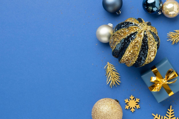 Top view feestelijke kerstversieringen met kopieerruimte