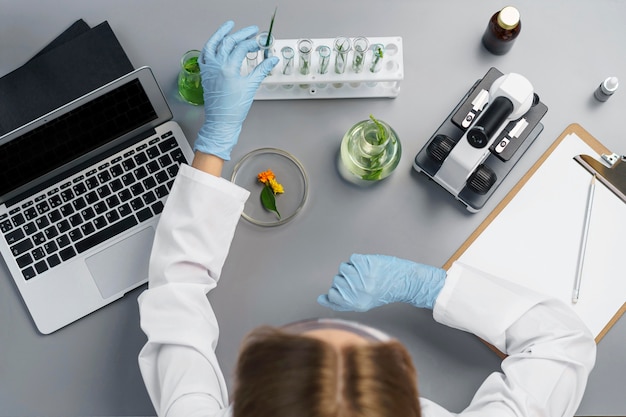 Foto vista dall'alto del ricercatore femminile in laboratorio con il laptop