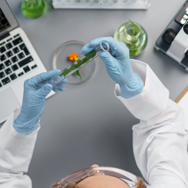 Photo top view of female researcher in the lab