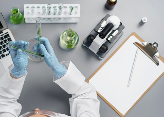 Photo top view of female researcher in the laboratory