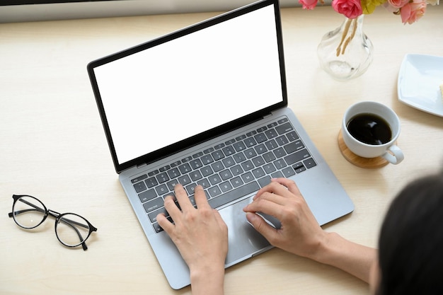 Вид сверху Женщина, использующая ноутбук, печатающая на клавиатуре