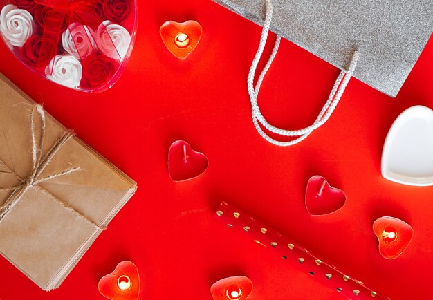 상위 뷰 - 발렌타인 데이 축제 빨간색 배경. 휴가를 준비하고 선물을 포장하는 개념.