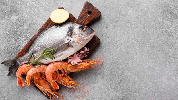 Foto pesce e gamberetti di vista superiore sul fondo di legno