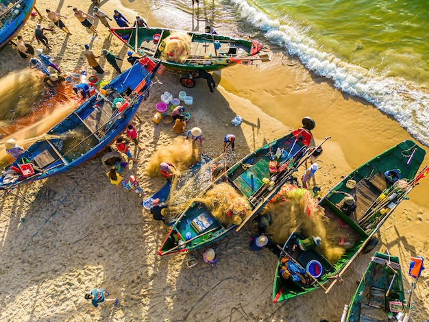 日の出や日没に網を投げる漁師のトップビュー 伝統的な漁師が漁網を準備する