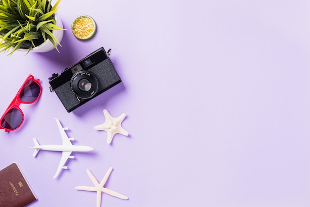 Foto vista dall'alto flat lay mockup di film per fotocamere retrò occhiali da sole per aerei accessori per viaggiatori con stelle marine