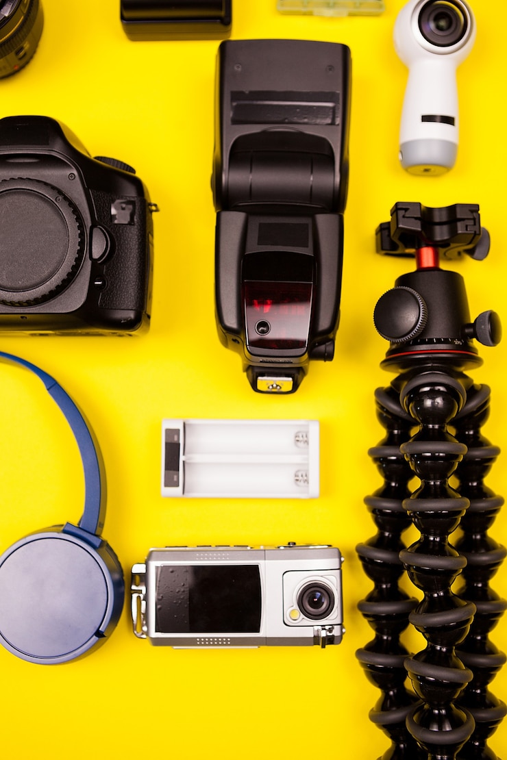 फोटो top view flatlay of summer vacation photographer kit on yellow background