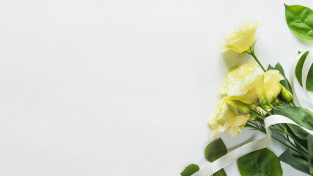 Photo top view of flowers and leaves