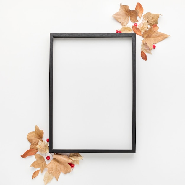 Photo top view of frame with autumn leaves